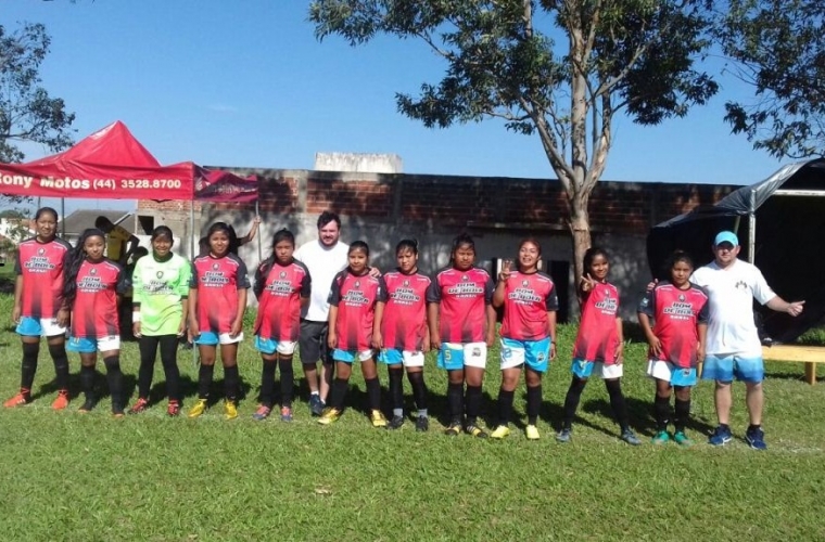 Equipe Feminina de Nova Laranjeiras pela primeira vez na historia do Município fica entre as oito melhores equipes de Futebol de Campo do Paraná no